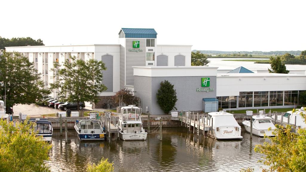 un grupo de barcos están atracados en un puerto deportivo en Holiday Inn Grand Haven-Spring Lake, an IHG Hotel en Spring Lake