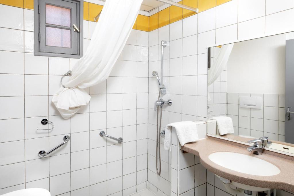 a bathroom with a sink and a shower at SOWELL RESIDENCES Chênes Verts in Saint-Raphaël