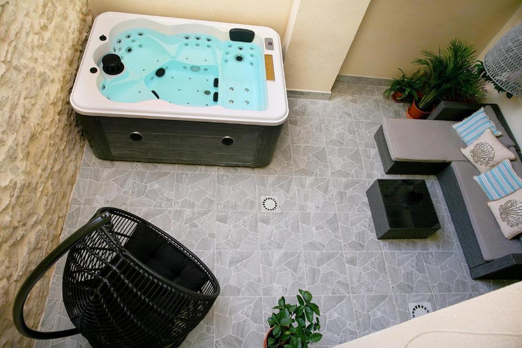 een badkamer met een bad en een zwarte vuilnisbak bij Jazmin 6 ( whole apartment ) in Alicante
