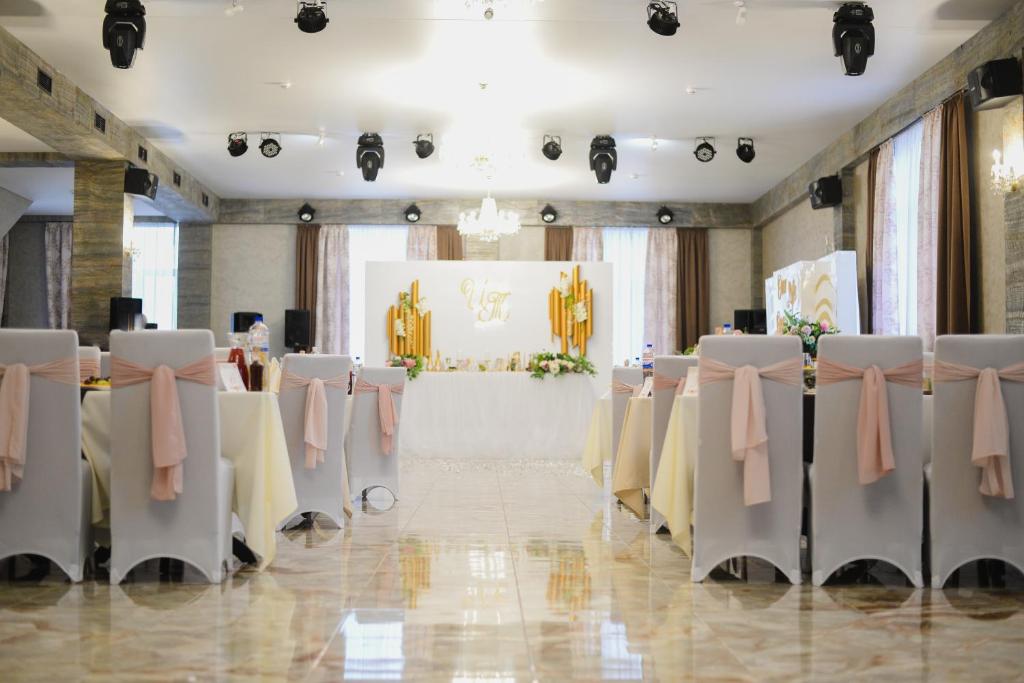 Restaurace v ubytování Отель БЕССАРАБИЯ