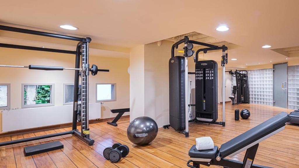 a gym with several treadmills and exercise equipment at Hotel Indigo Brussels - City, an IHG Hotel in Brussels
