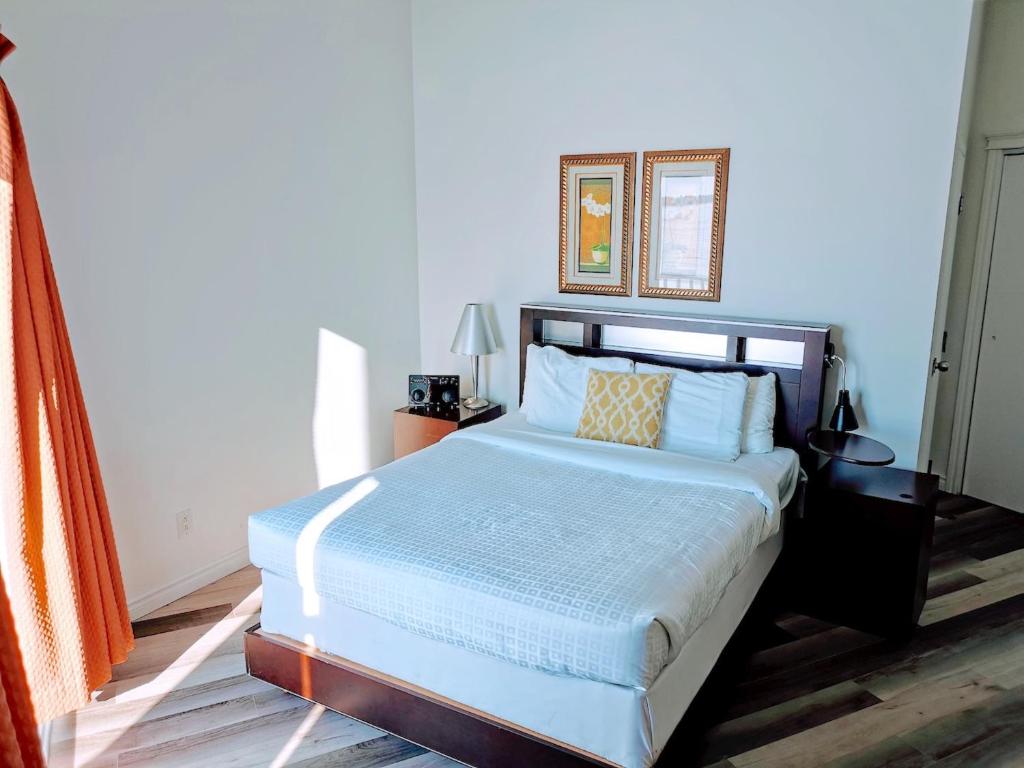 A bed or beds in a room at Auberge Des Îles