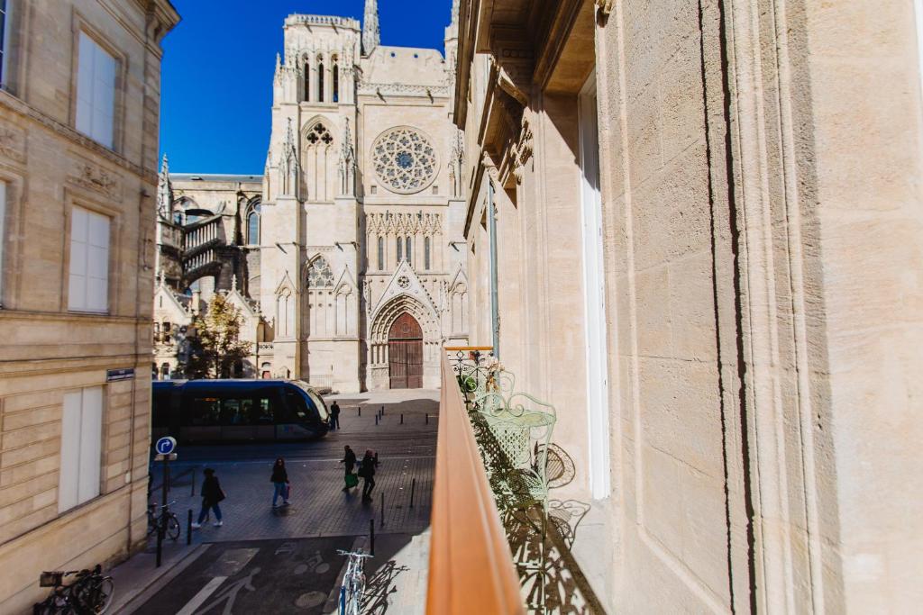 uma vista para uma catedral a partir da varanda de um edifício em Bordeaux Saint André - elegant, central and quiet em Bordeaux