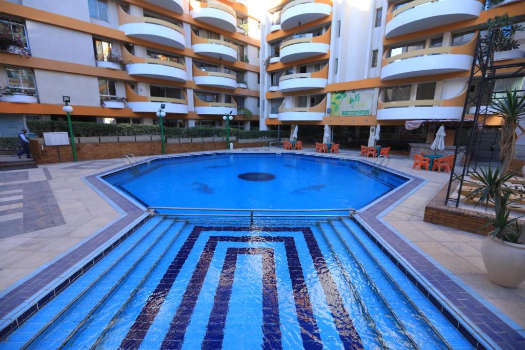 une grande piscine en face d'un bâtiment dans l'établissement Monte Cairo Serviced Apartments, au Caire