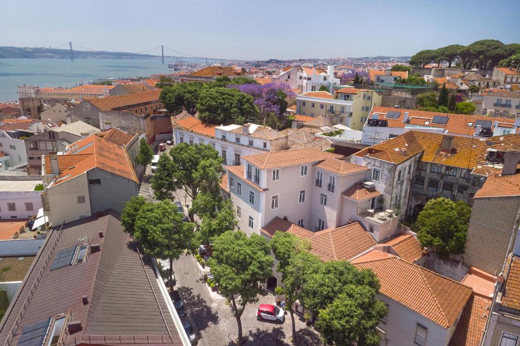 une vue aérienne sur une ville avec des bâtiments et des arbres dans l'établissement Santiago de Alfama - Boutique Hotel, à Lisbonne