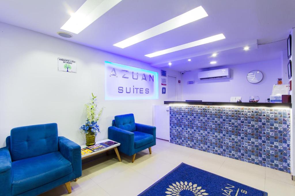 - une salle de sport avec 2 chaises bleues et un comptoir dans l'établissement Azuán Suites Hotel By GEH Suites, à Carthagène des Indes