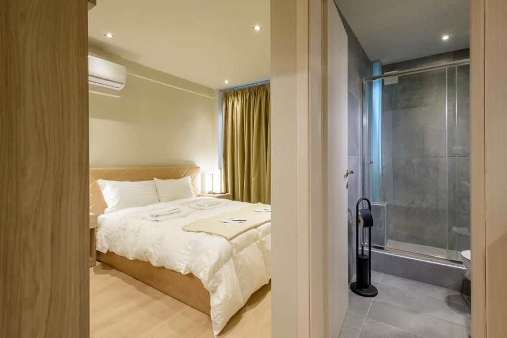 1 dormitorio con 1 cama y baño con ducha en City Center, en Tesalónica