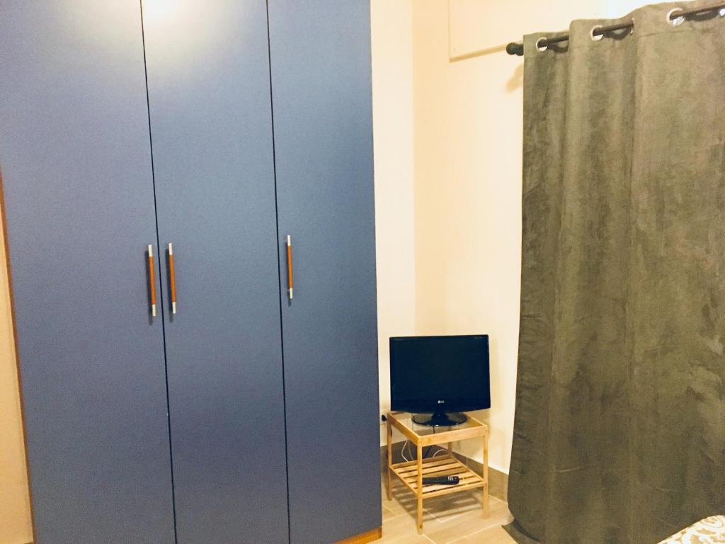 Telewizja i/lub zestaw kina domowego w obiekcie Around Cassaro Holiday House