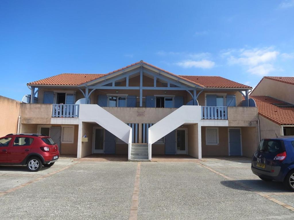 un bâtiment avec une grande sculpture blanche à l'avant dans l'établissement Appartement récent proche de la plage, à Biscarrosse-Plage