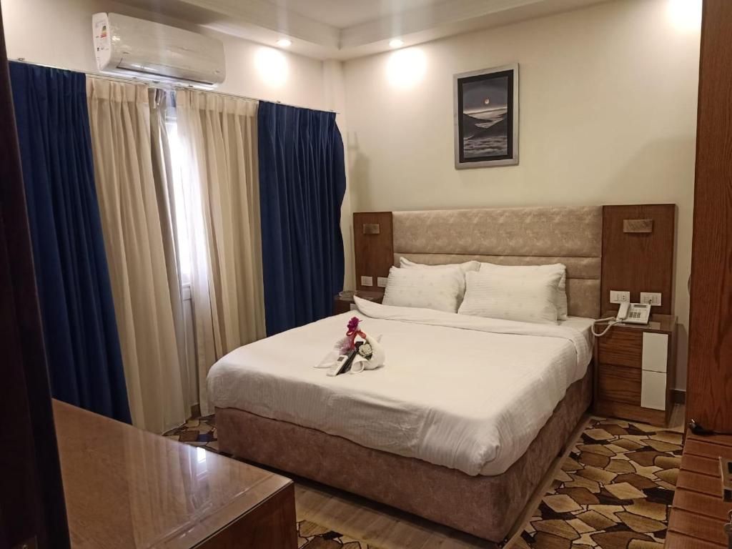 Postel nebo postele na pokoji v ubytování Jewel Al Nasr Hotel & Apartments