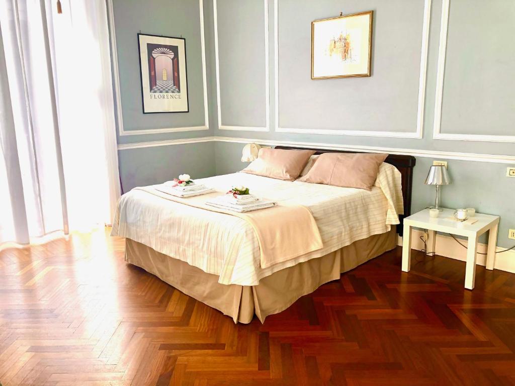 sypialnia z łóżkiem i drewnianą podłogą w obiekcie Stella Marina Stabia w mieście Castellammare di Stabia