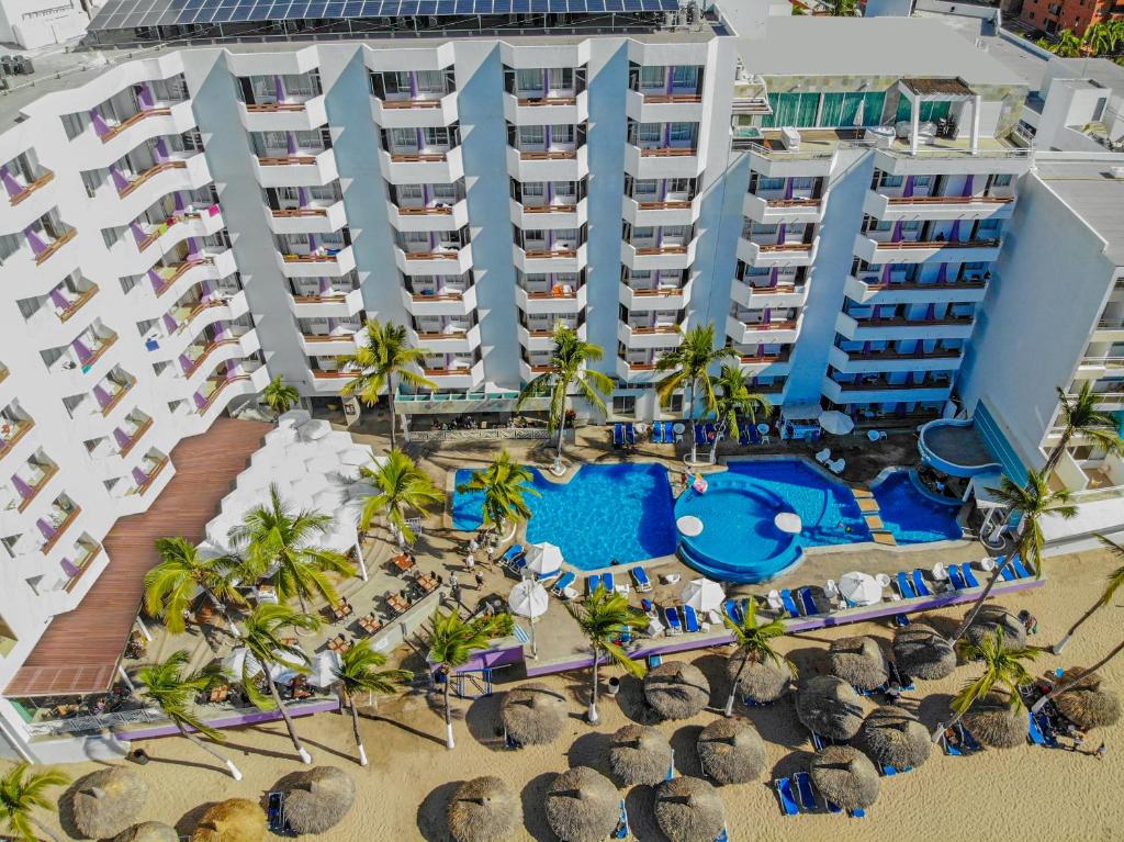 eine Luftansicht eines Resorts mit Pool in der Unterkunft Oceano Palace in Mazatlán