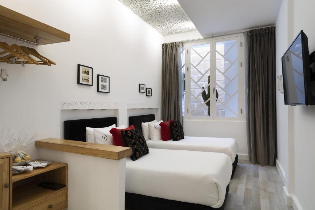 Télévision ou salle de divertissement dans l'établissement Suite Azur Hotel