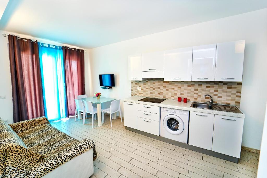 A kitchen or kitchenette at Affittimoderni Castelsardo Miramare
