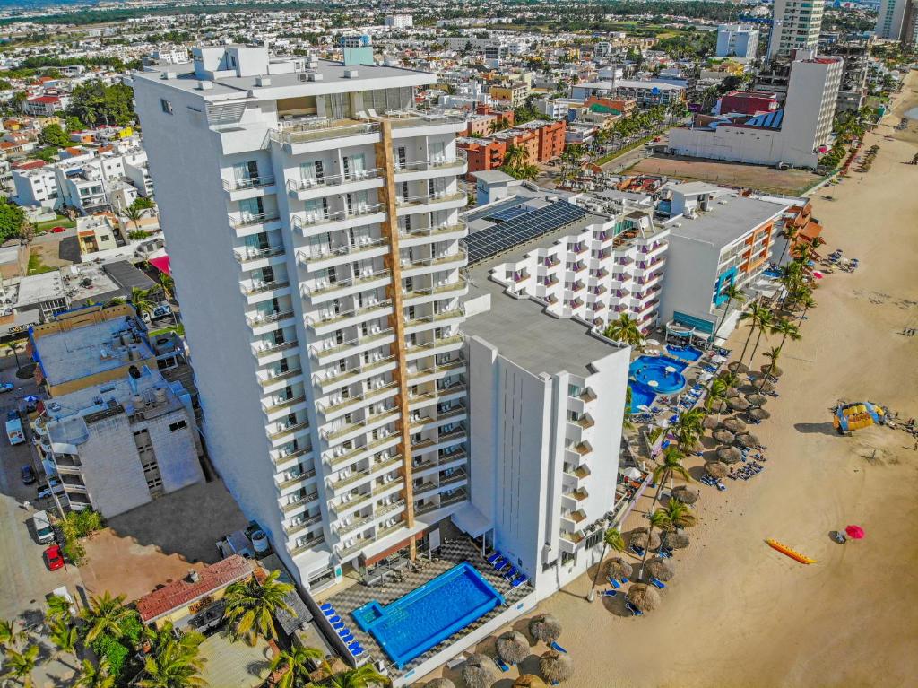 vista aerea di un edificio sulla spiaggia di Pacific Palace Beach Tower Hotel a Mazatlán