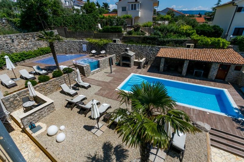 Bazén v ubytovaní Apartments Petra Krk alebo v jeho blízkosti