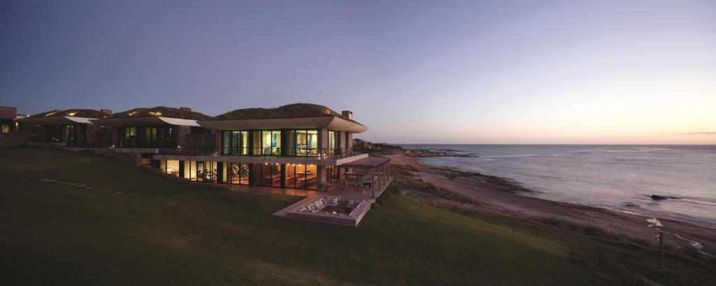 una vista aérea de una casa con vistas al océano en Playa Vik Jose Ignacio, en José Ignacio