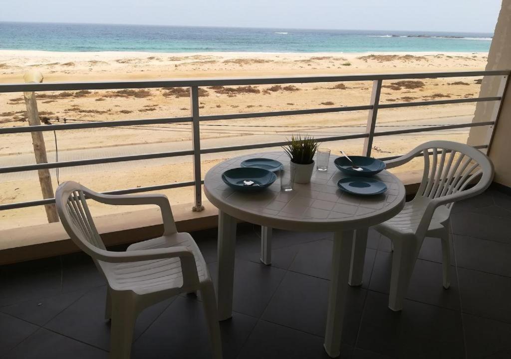 een tafel en stoelen met uitzicht op het strand bij Ca Jasmine in Sal Rei