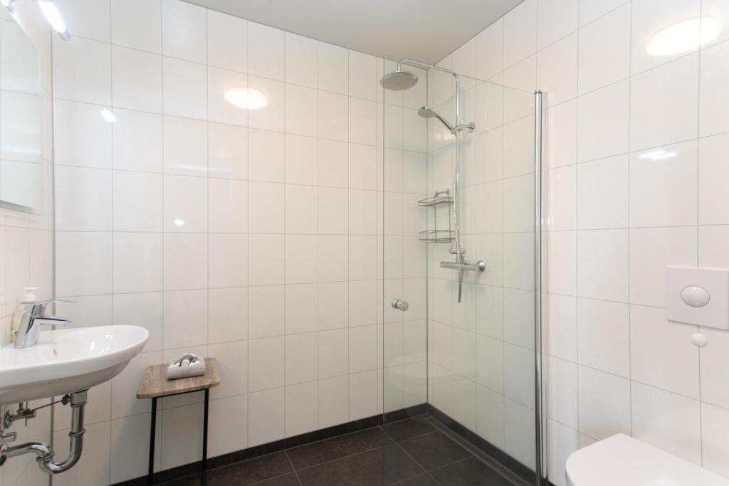a bathroom with a shower and a sink at Guesthouse Fludir in Fludir