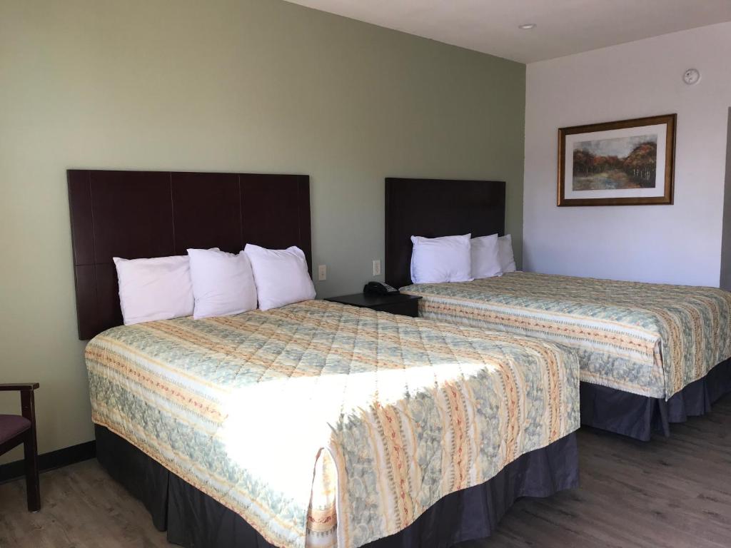 Postel nebo postele na pokoji v ubytování Big Lake Inn and Suites