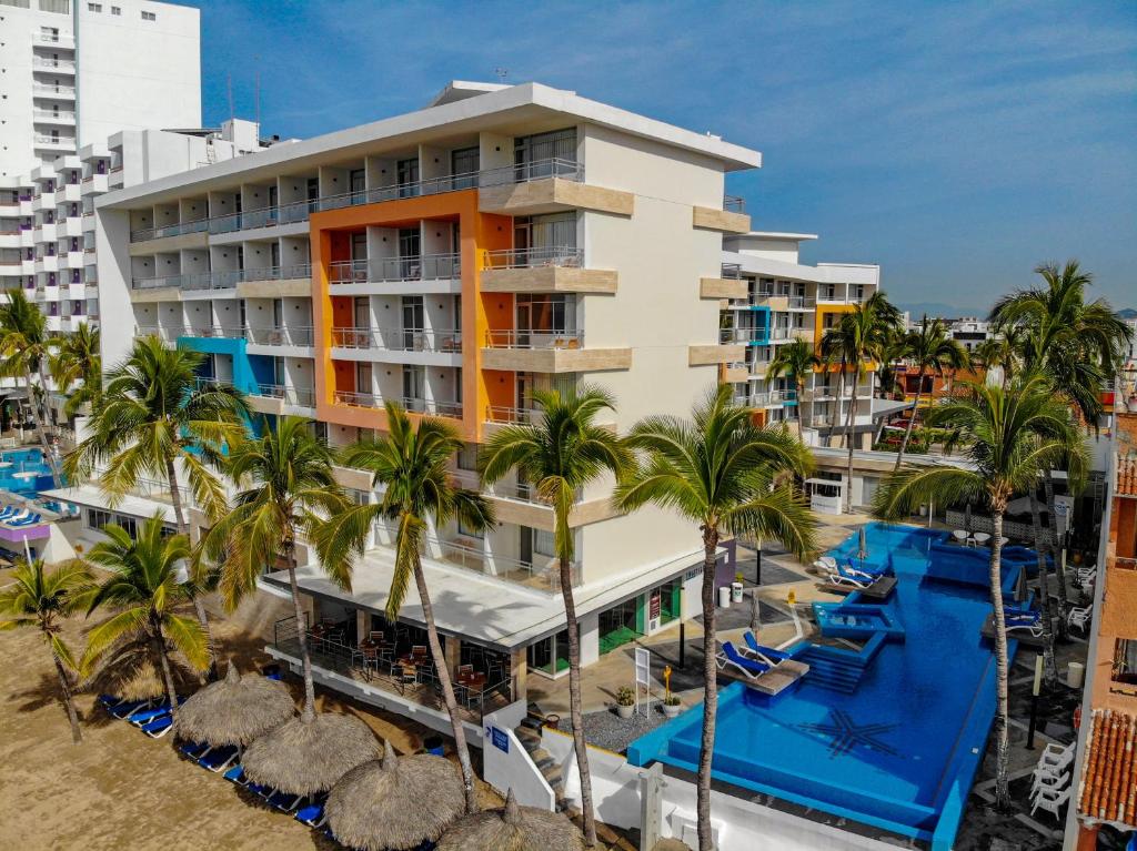 hotel przy plaży z palmami i basenem w obiekcie Star Palace Beach Hotel w mieście Mazatlán