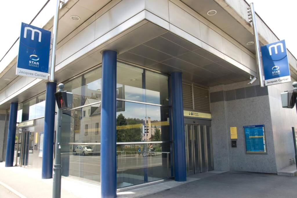 un bâtiment avec des colonnes bleues devant un bâtiment dans l&#39;établissement Le Lagon, studio cosy lumineux - proche gare, à Rennes