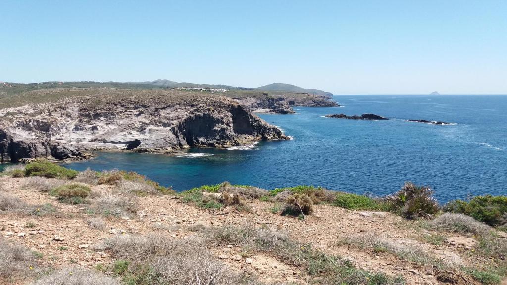 a view of the ocean from a cliff at La spiaggetta Maladroxia in Maladroscia