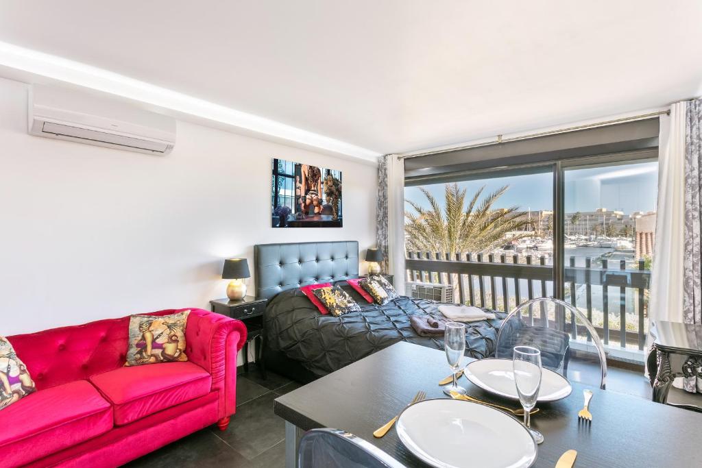 un salon avec un canapé et une table dans l'établissement Village Naturiste R4N - Le Barocci Port Vénus Luxe, au Cap d'Agde