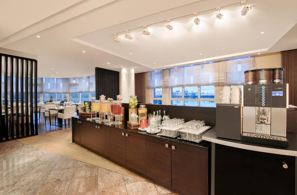 Příslušenství pro přípravu čaje a kávy v ubytování HI Hotel International Hamburg