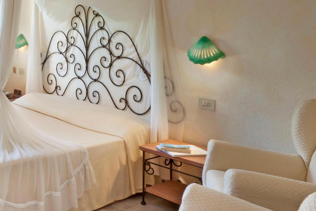 Postel nebo postele na pokoji v ubytování Hotel Capo d'Orso Thalasso & SPA