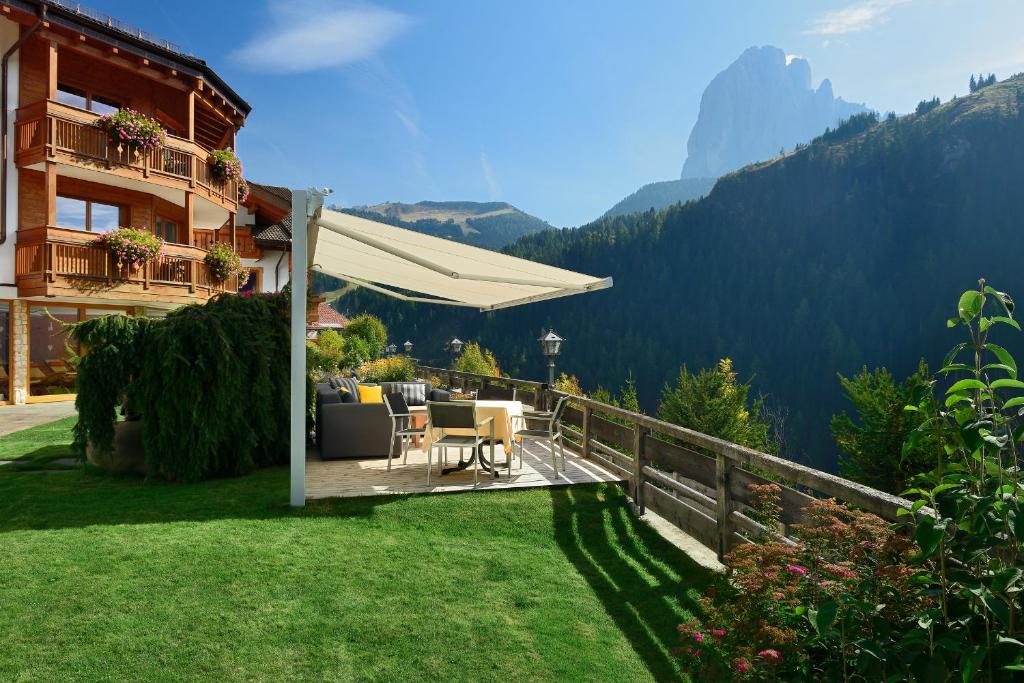 een balkon van een huis met uitzicht op de bergen bij Residence Sovara in Santa Cristina in Val Gardena