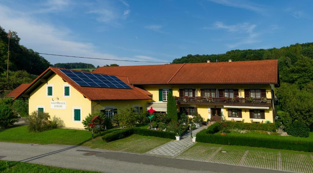uma casa com painéis solares no telhado em Gästehaus Strini em Jennersdorf