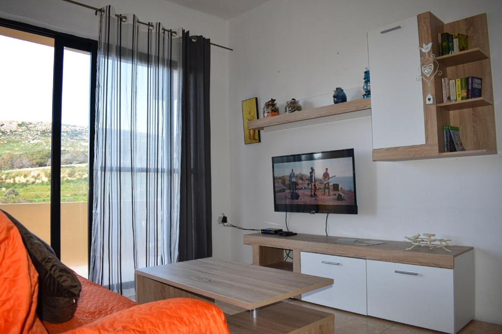 TV a/nebo společenská místnost v ubytování Cesca Apartments - Marsalforn, GOZO