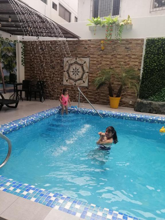 Bazén v ubytování Hostal Perla Real Inn nebo v jeho okolí