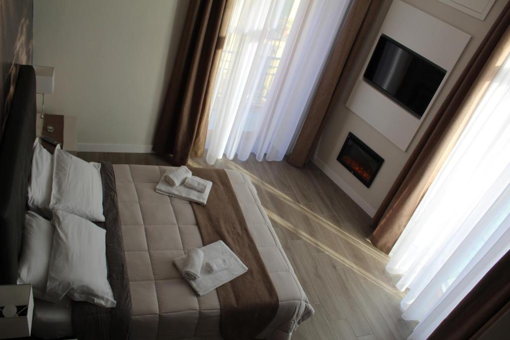Habitación de hotel con cama y TV en Dante Relais, en Nápoles