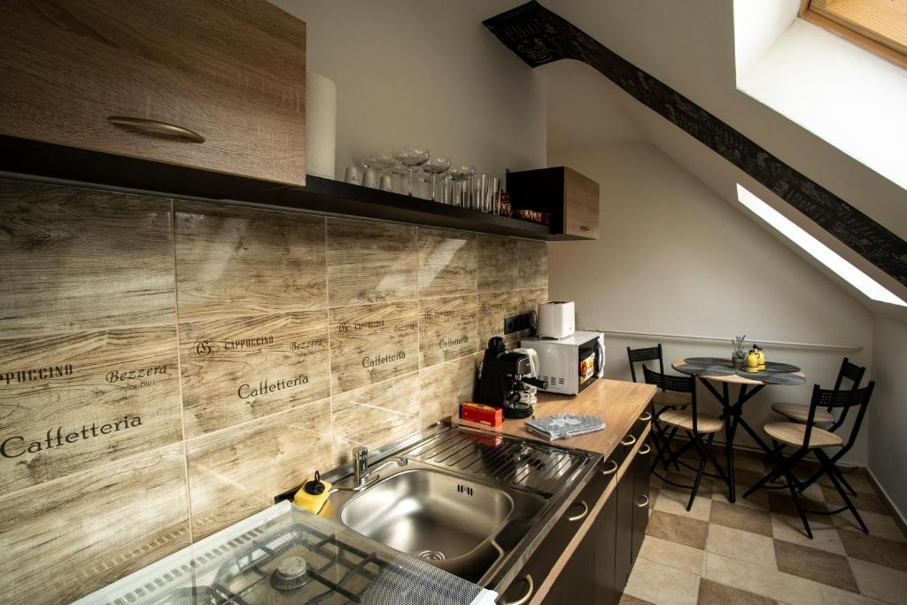 Kuchyň nebo kuchyňský kout v ubytování Szitakötő Apartman