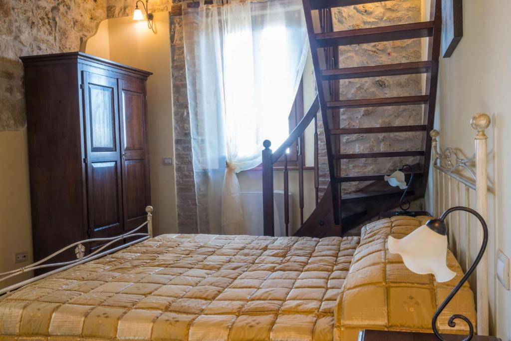 a bedroom with a bed and a staircase with a window at Cubanito Bailon in Ascoli Piceno