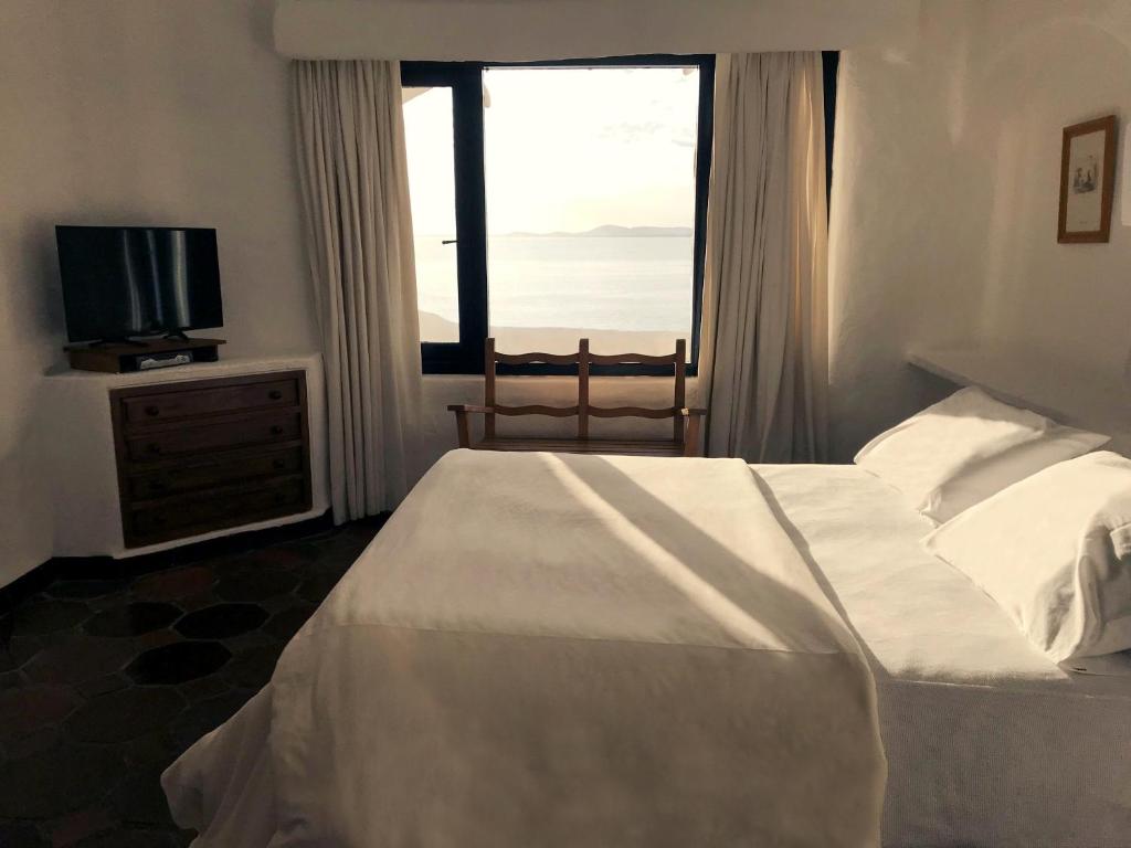 a hotel room with a bed and a window at Club Hotel Casapueblo in Punta del Este