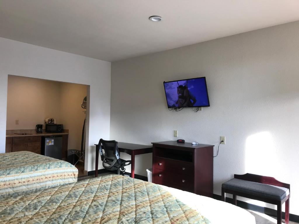 TV a/nebo společenská místnost v ubytování Big Lake Inn and Suites