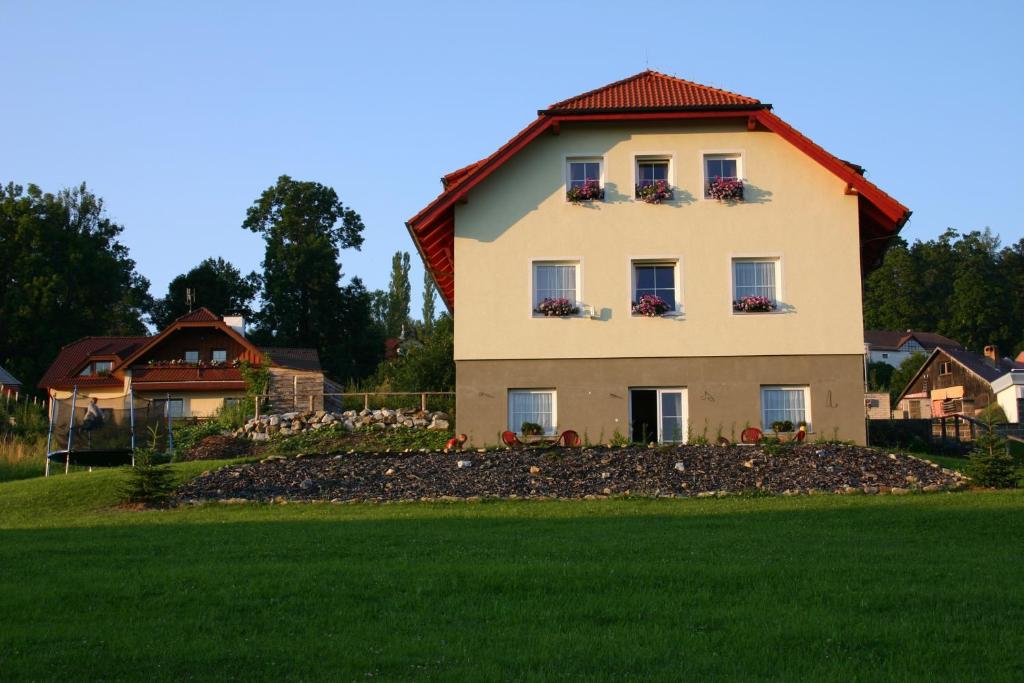 ein Haus mit Blumenkästen an den Fenstern in der Unterkunft Apartmány Záhořovo Lože in Horní Planá