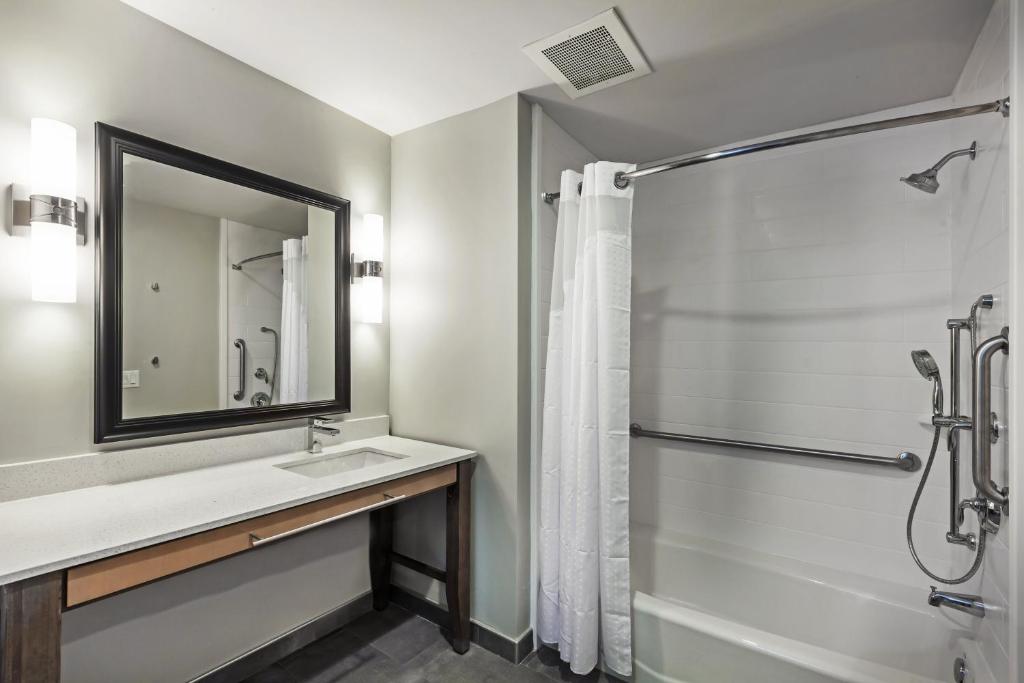 Holiday Inn Houston NE-Bush Airport Area by IHG - Camera King Deluxe - Accesso Disabili
