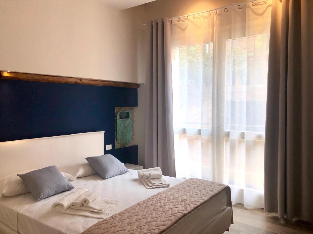 a bedroom with two beds and a large window at Magno Luxury Apt Canal View in Venice