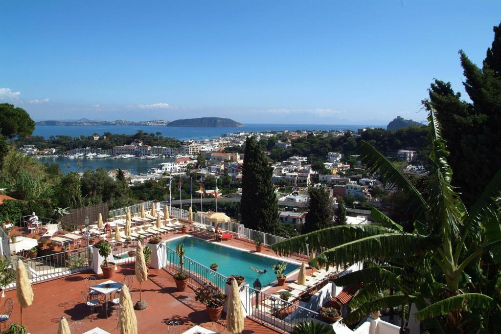 vista su un resort con piscina di Hotel Don Pedro a Ischia
