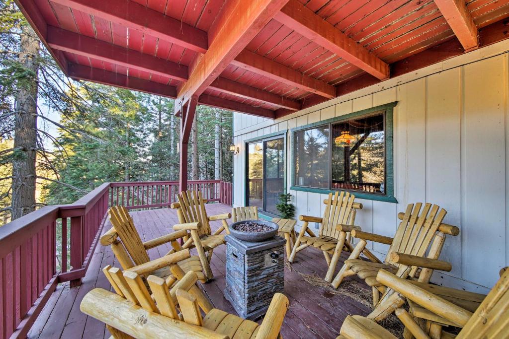 Balkón nebo terasa v ubytování Spacious Lake Arrowhead Home with 2 Decks and Views
