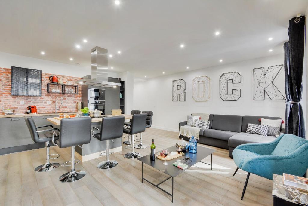 un salon avec un canapé et une cuisine dans l'établissement BASTILLE/LE MARAIS-LUXURIOUS 3 rooms flat, à Paris