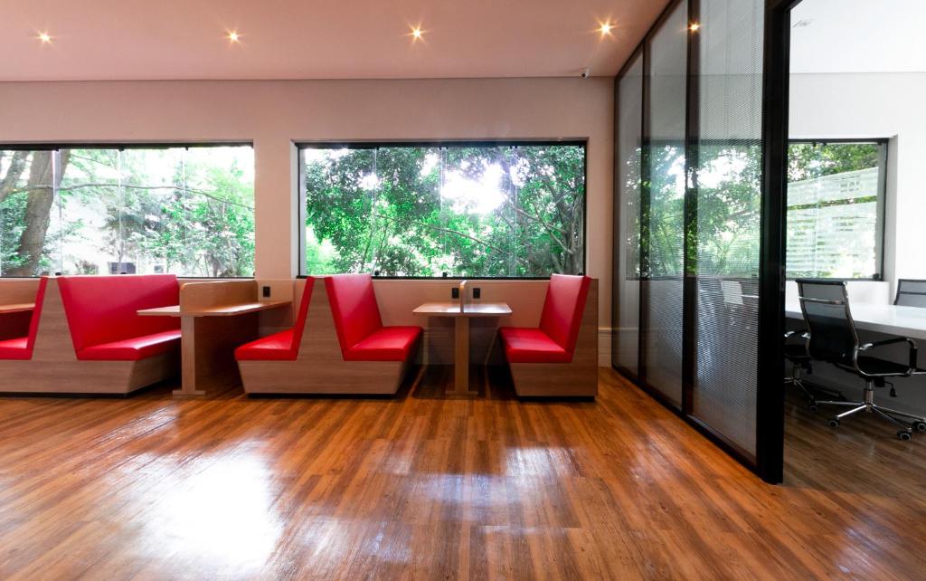Uma área de estar em Ez Aclimação Hotel