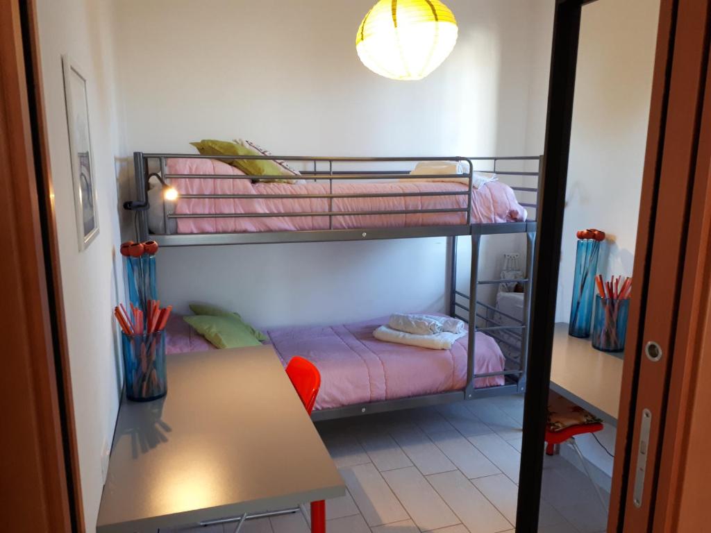 pokój z dwoma łóżkami piętrowymi i stołem w obiekcie Bellavista - Pescara colli w mieście Pescara