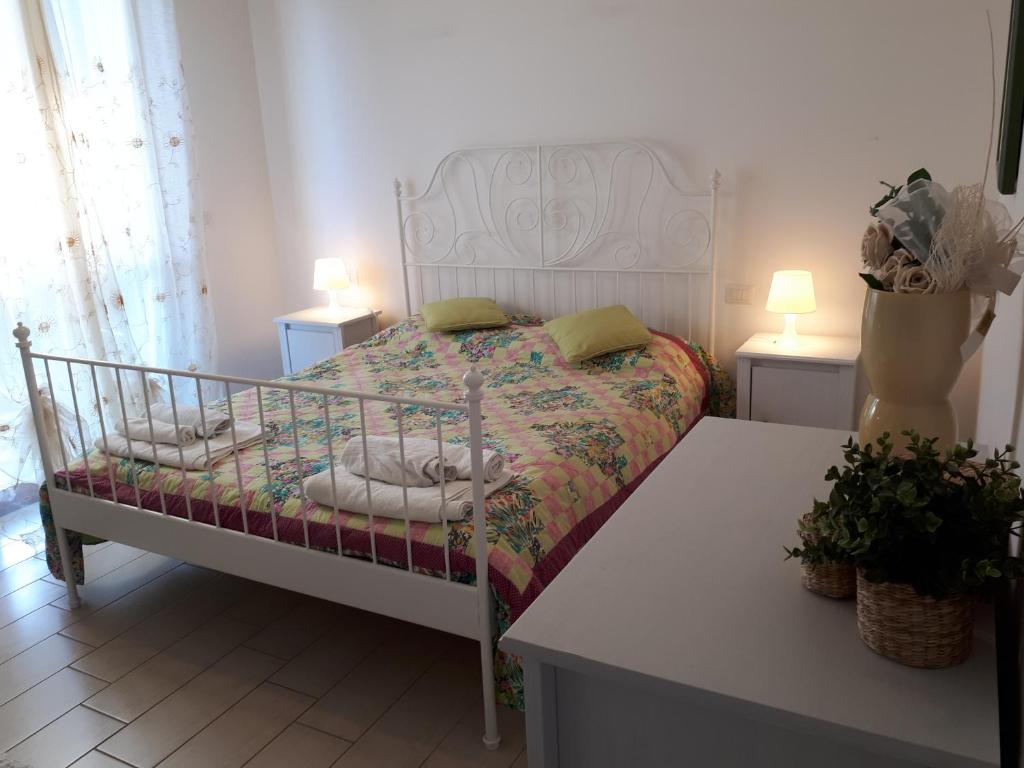 sypialnia z łóżkiem, dwoma stołami i dwoma lampami w obiekcie Bellavista - Pescara colli w mieście Pescara