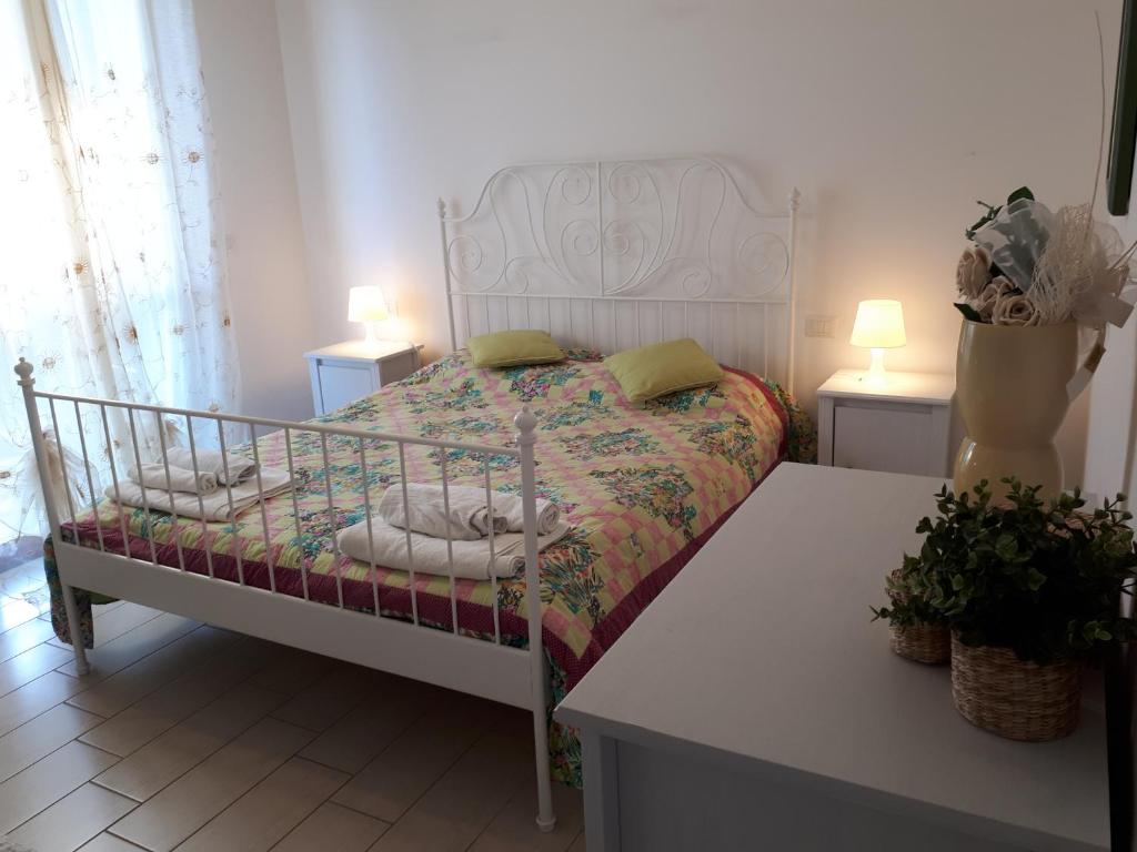 ペスカーラにあるBellavista - Pescara colliのベッドルーム1室(ベッド1台、テーブル2台、ランプ2つ付)