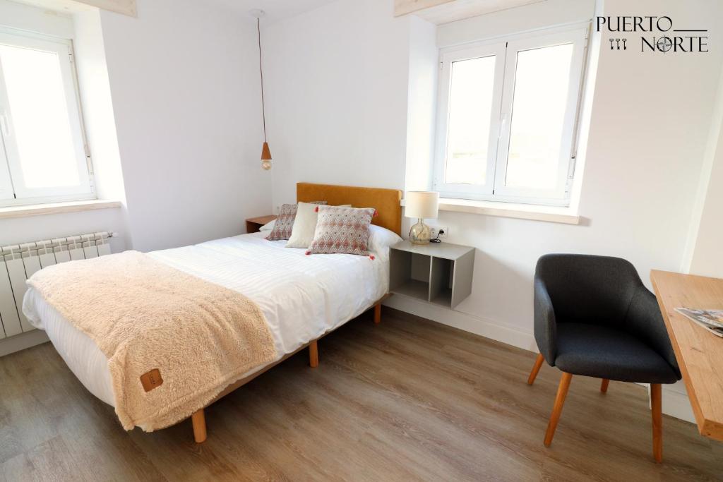 une chambre avec un lit, un bureau et une chaise dans l'établissement Apartamentos Puerto Norte - Apto 2, à Puerto de Vega